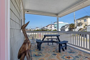 Outdoor dining - Close to beach, pier and restaurants (Surf City)