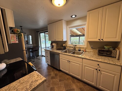 Quaint 4-bedroom house in peaceful Great Falls neighborhood perfect for families