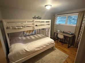 4 bedrooms, iron/ironing board, WiFi, bed sheets - Quaint 4-bedroom house in peaceful Great Falls neighborhood perfect for families (Great Falls)