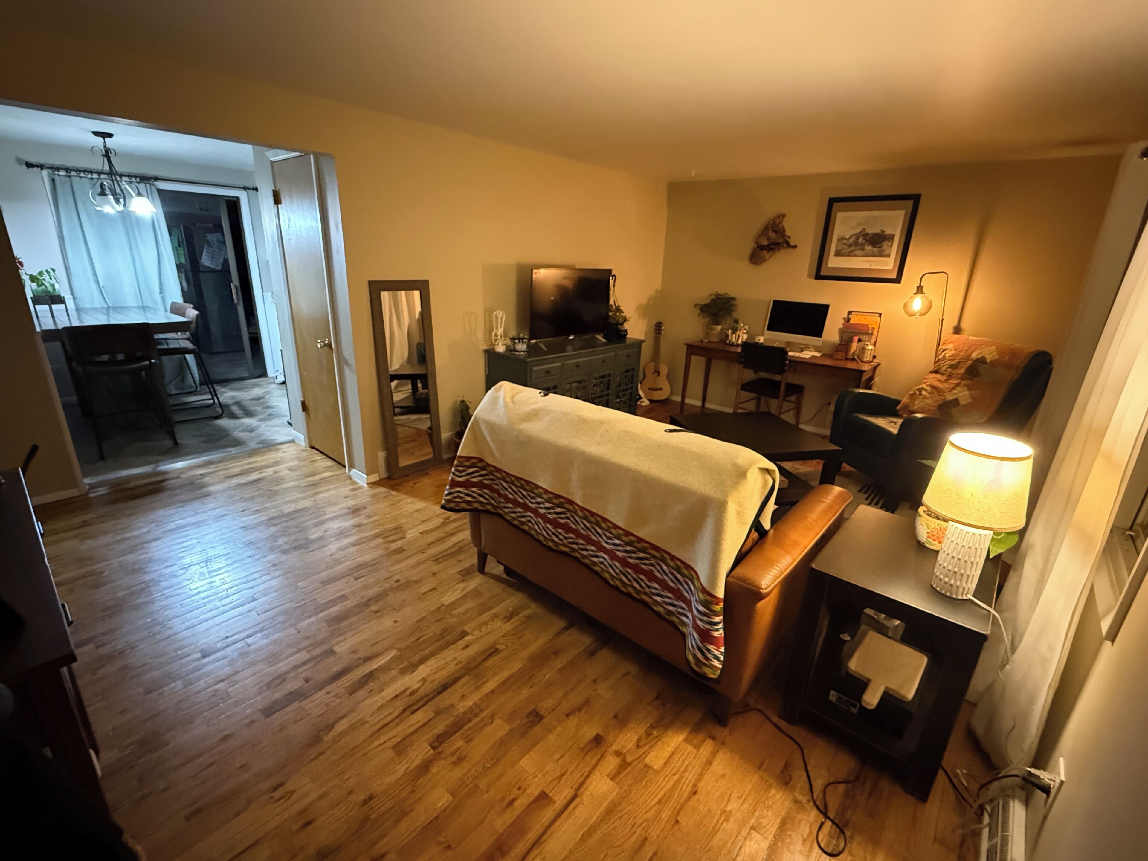 4 habitaciones, tabla de planchar con plancha, wifi y ropa de cama 