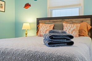 Room - Beach bungalow |Fenced yard |Steps to toes in sand (Surf City)