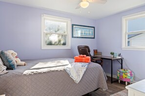 2 chambres, fer et planche à repasser, lit de bébé portatif