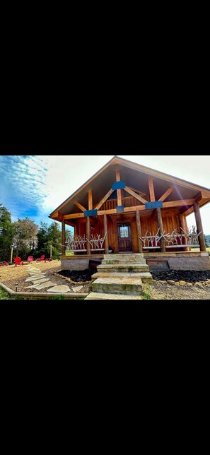 Exterior - Homestead cabin on the hill with outdoor movie projector (Mountain View)