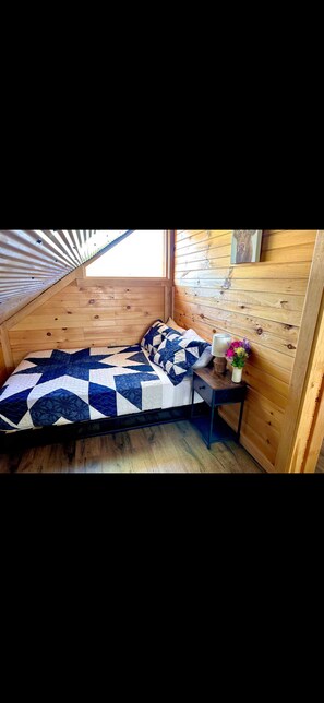 Room - Homestead cabin on the hill with outdoor movie projector (Mountain View)