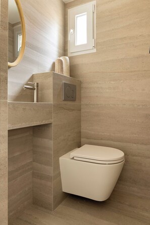 Apartment | Bathroom | Hair dryer, towels, shampoo - Modern Apartment a/c 1br/2p - Saint-germain (Paris)