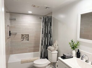 Sèche-cheveux, serviettes fournies, savon, papier toilette