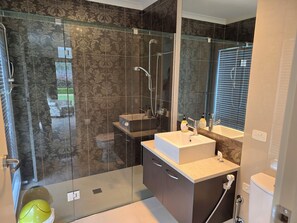 Shower, towels, soap, toilet paper - Located  in  a peaceful part of  Shepparton , perfect for  family holiday


. (Shepparton)