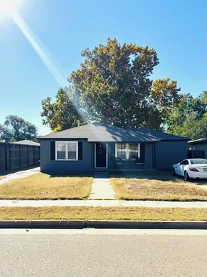 Exterior - Casa Toro Tech! Work & Woof close to Texas Tech! (Lubbock)
