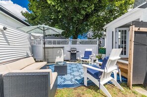 Terrace/patio - Hybiscus - 2 BR - 2 Pets - BBQ -Parking - Walk to Beach & Hampton Strip (Hampton)