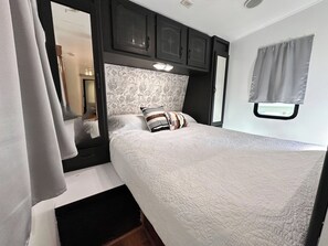 Room - Happy Campers RV Stay • Private Yard • Sleeps 4-6 (Magnolia)