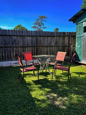 Outdoor dining - Happy Campers RV Stay • Private Yard • Sleeps 4-6 (Magnolia)
