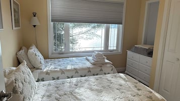 2 bedrooms, iron/ironing board, Internet, bed sheets