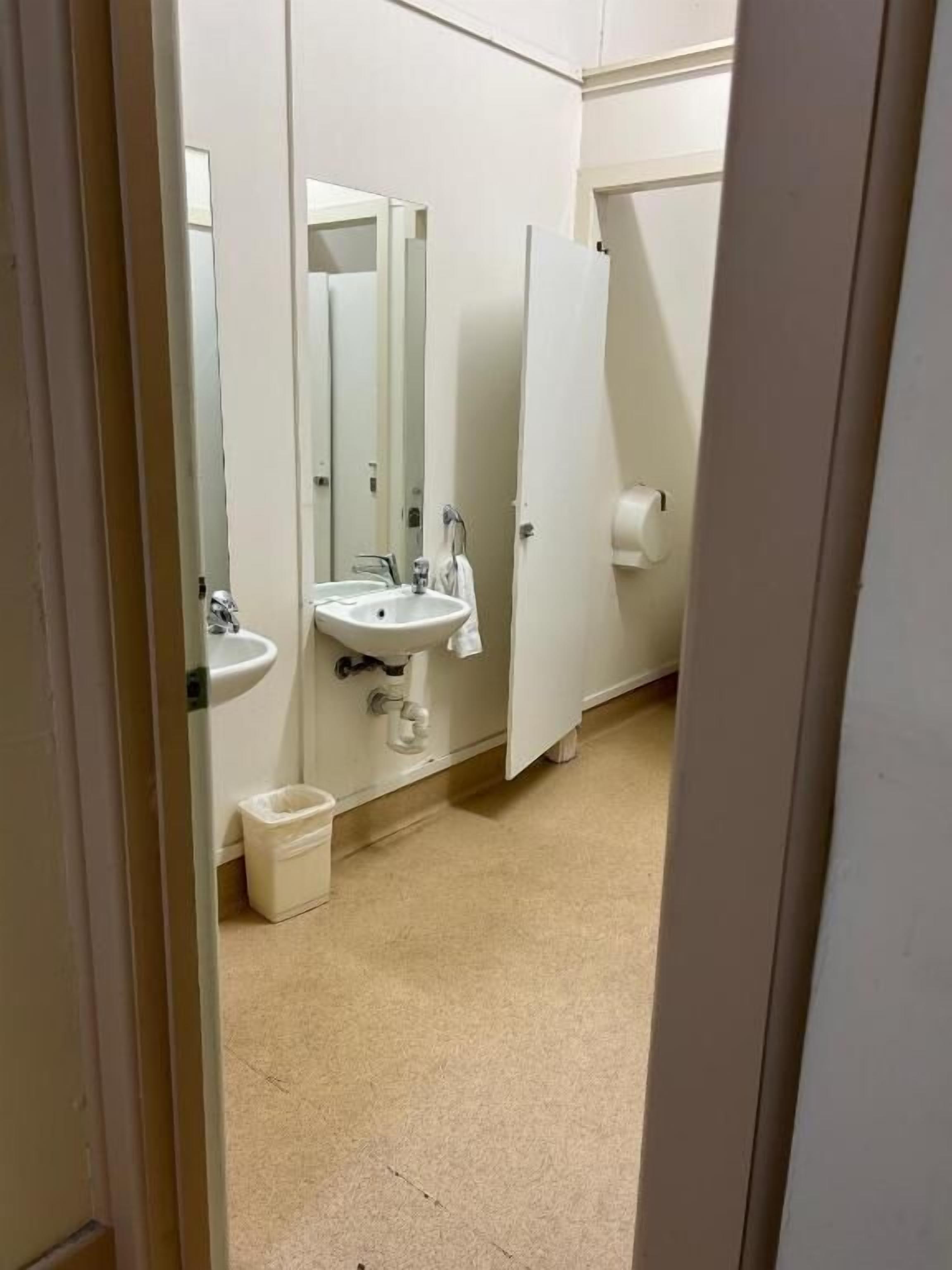 Basic Double Room | Bathroom | Towels