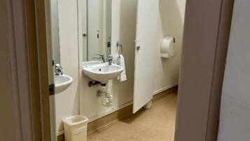 Basic Double Room | Bathroom | Towels