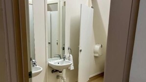 Ein Badezimmer mit Waschbecken, Spiegel und Toilette.