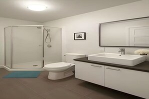 Bathroom - Near F1 Circuit 3BR Condo w/2 Parking,Modern Cozy Hideaway – Stylish Suite (Longueuil)