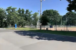 Sports court - Near F1 Circuit 3BR Condo w/2 Parking,Modern Cozy Hideaway – Stylish Suite (Longueuil)