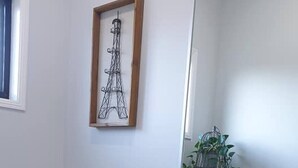 Un baño con inodoro, lavamanos, espejo y un mueble de madera.