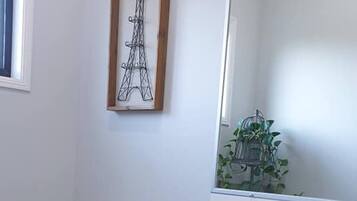 Room, 1 Bedroom | Bathroom
