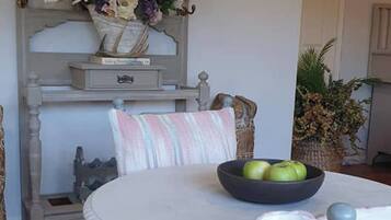 Room, 1 Bedroom | Dining room