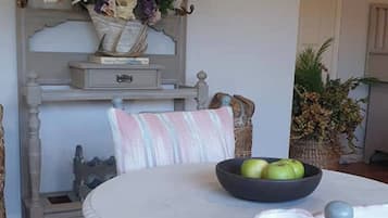 Room, 1 Bedroom | Dining room