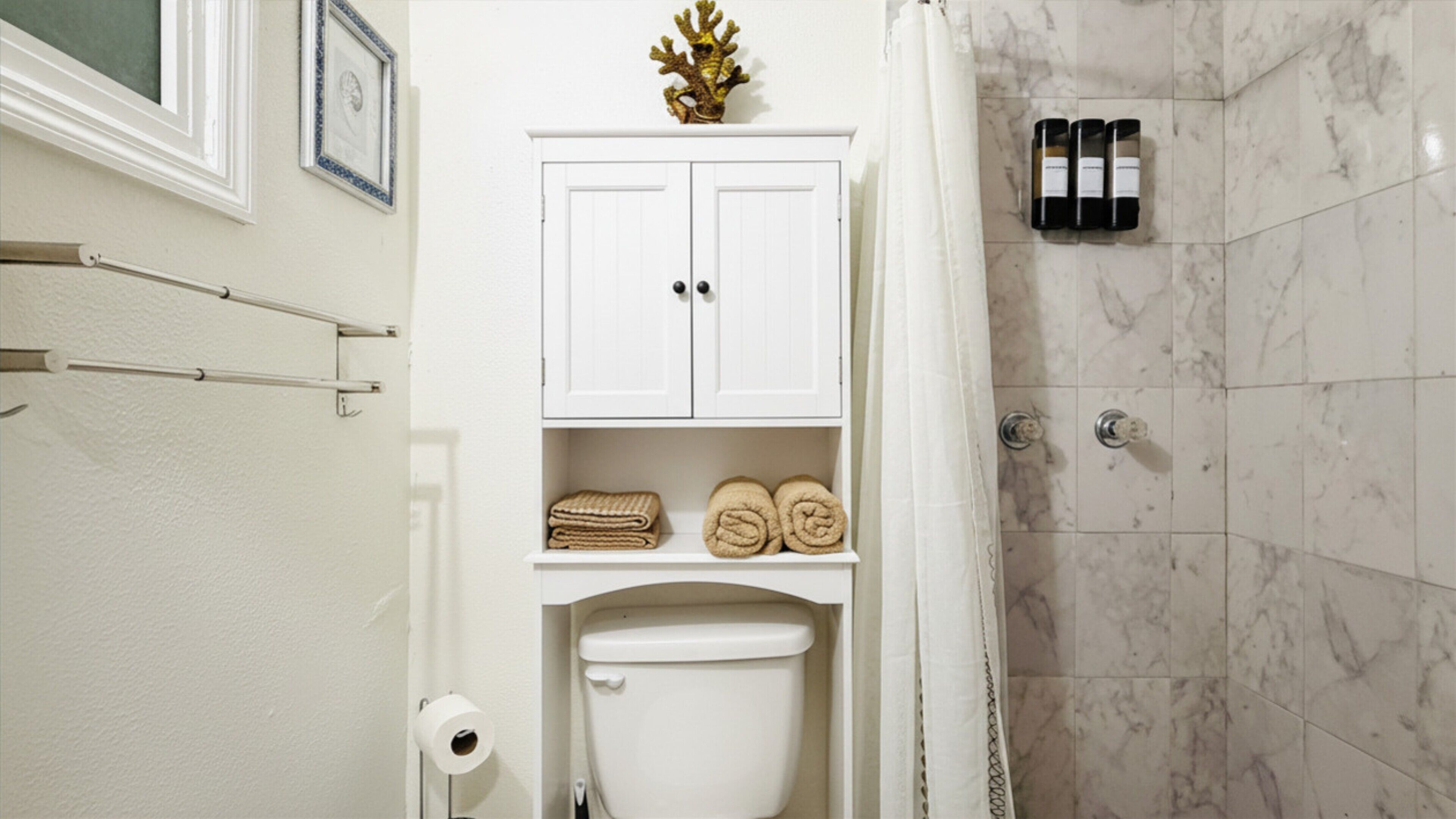 Douche, serviettes fournies, savon, papier toilette