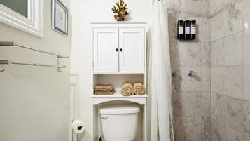 Douche, serviettes fournies, savon, papier toilette