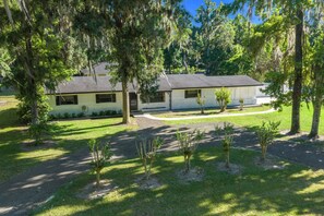 Exterior - Modernized 3BR Pool Home near downtown, i75, & WEC (Ocala)