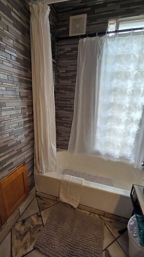 Haartrockner, Handtücher, Seife, Toilettenpapier