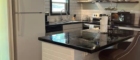 Frigorífico, microondas, horno y placa de cocina