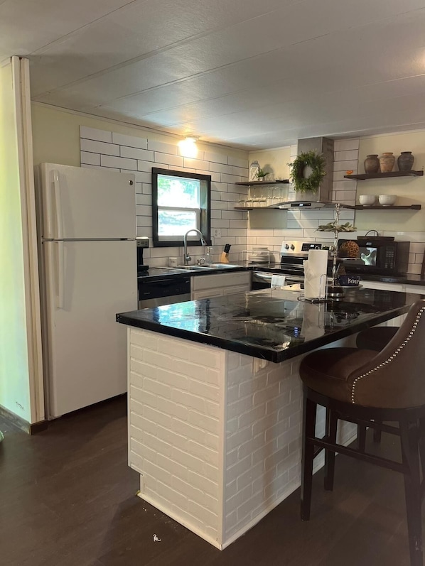 Fridge, microwave, oven, stovetop - Arbuckle Lake Hideaway: Deer Views, Boat Parking in Sulphur (Sulphur)