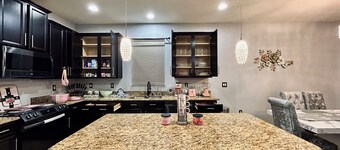 Spacious 4-bedroom Sunshine Oasis Getaway in fantastic Davenport with AC and gym