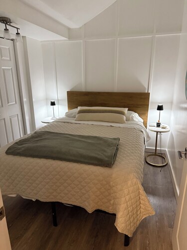 Cozy 1-bedroom condo in charming downtown Holland in the heart of Tulip Fest