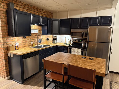 Cozy 1-bedroom condo in charming downtown Holland in the heart of Tulip Fest