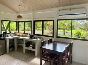Microondas, placa de cocina, servilletas de papel
