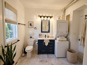 Bathroom - Charming Lakefront Cottage on Lake Minnetonka — Bring Your Boat. (Wayzata)