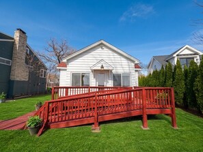 Exterior - Charming Lakefront Cottage on Lake Minnetonka — Bring Your Boat. (Wayzata)
