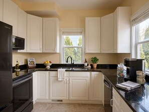 Private kitchen - Charming Lakefront Cottage on Lake Minnetonka — Bring Your Boat. (Wayzata)