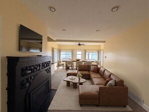 Interior - Charming Lakefront Cottage on Lake Minnetonka — Bring Your Boat. (Wayzata)