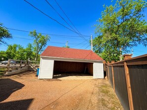 Property grounds - Charming Lakefront Cottage on Lake Minnetonka — Bring Your Boat. (Wayzata)
