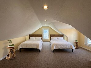 Room - Charming Lakefront Cottage on Lake Minnetonka — Bring Your Boat. (Wayzata)