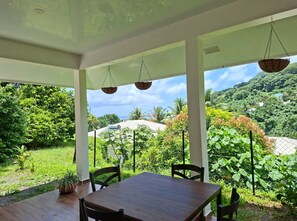 Outdoor dining - Vrbo Property (Uturoa)