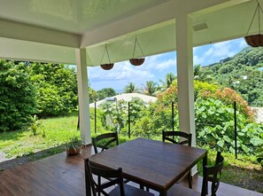 Outdoor dining - Vrbo Property (Uturoa)