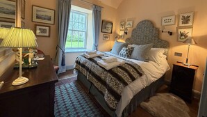 WiFi - Sumptuous Scottish hideaway for two. (Peebles)