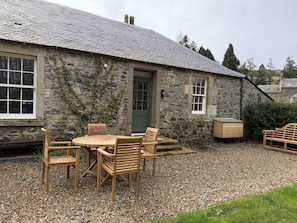 Garden furniture - Sumptuous Scottish hideaway for two. (Peebles)