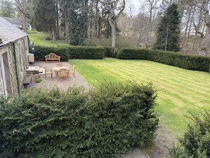 View of garden surrounded by Yew hedge. - Sumptuous Scottish hideaway for two. (Peebles)