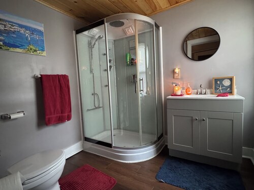 Stay @ 1800's Riverside Hotel! Close to 1000 Islands area, Canada, and ADK Park!