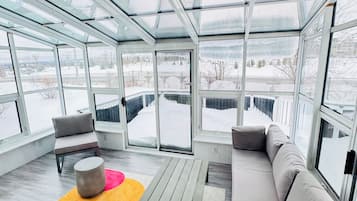 Smart TV, fireplace