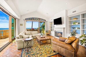 TV, fireplace, offices - Casa Las Palmas Pacifica (San Diego)
