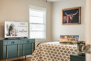 2 bedrooms, desk, iron/ironing board, free WiFi - Comfort of Home, Flavor of the West (Abilene)